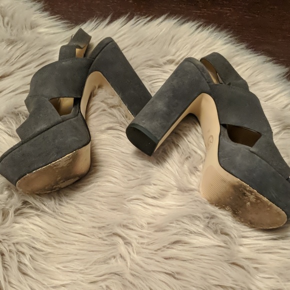 Michael Kors Suede Pumps Size 7- Like New - Picture 4 of 4